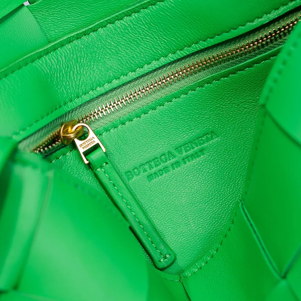 Real shots 👇BV Cassette’s trendy design is earth-shakingly beautiful. The handsome handwriting with flamboyant personality has completely changed the dull style of the past. Beauty is a topic that women can never refuse. Walking on the streets of Milan, you can see her figure everywhere. It is called tofu bag, original sheepskin: the key point is that it can be controlled by both men and women, and has become a big celebrity in the fashion circle. Size 23*15*5 [6687#] Parrot Green